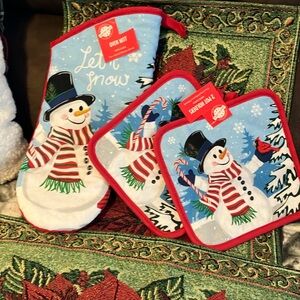 This is a set of two potholders and one oven mitt.